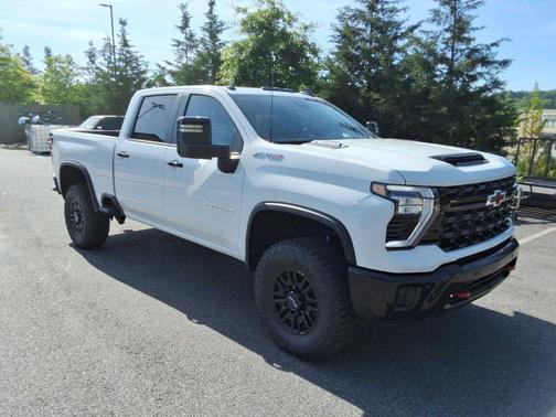 Summit White 2026 Chevrolet Silverado 2500 ZR2