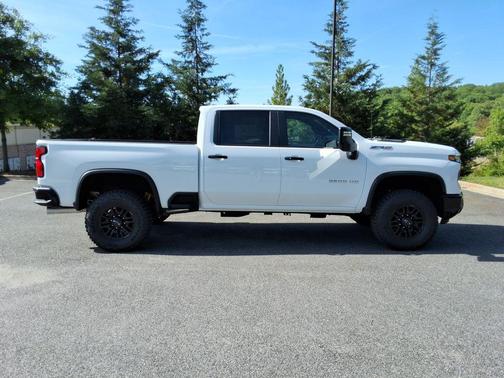 Summit White 2026 Chevrolet Silverado 2500 ZR2