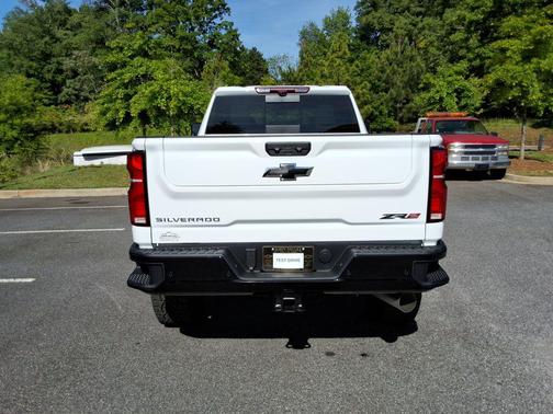 Summit White 2026 Chevrolet Silverado 2500 ZR2