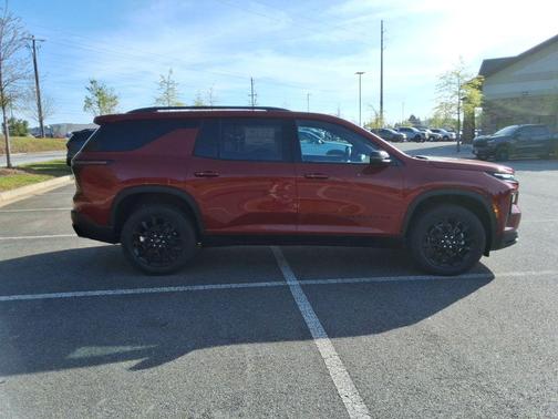 Radiant Red Tintcoat 2026 Chevrolet Traverse LT
