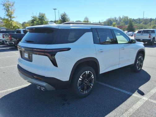 Summit White 2027 Chevrolet Traverse LT