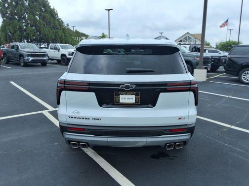 Polar White Tricoat 2026 Chevrolet Traverse AWD Z71