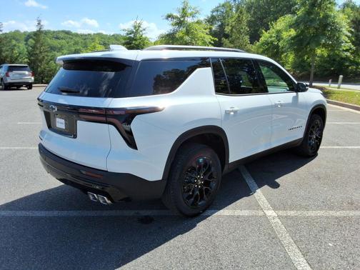 Summit White 2026 Chevrolet Traverse LT