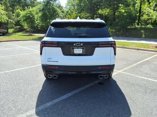 Summit White 2026 Chevrolet Traverse LT