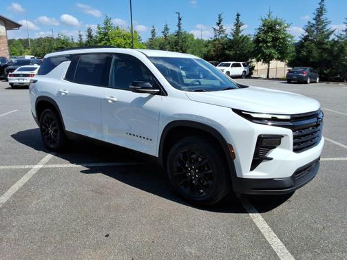 Summit White 2026 Chevrolet Traverse LT