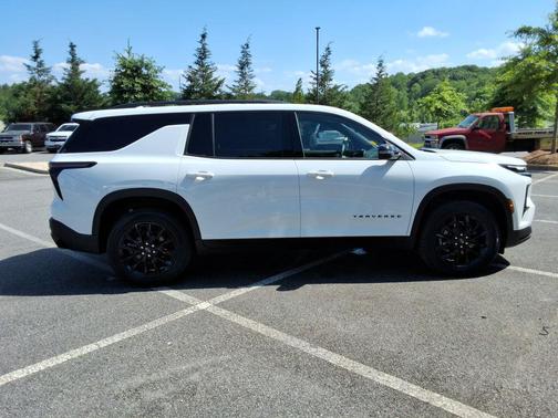 Summit White 2026 Chevrolet Traverse LT