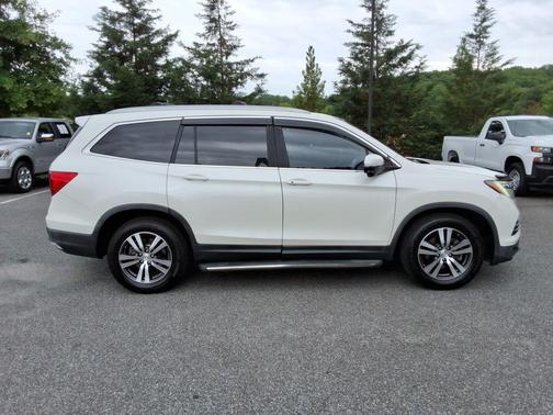 White 2016 Honda Pilot EX