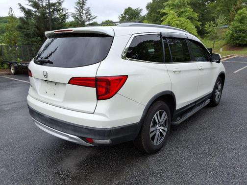 White 2016 Honda Pilot EX