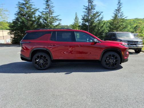 Radiant Red Tintcoat 2026 Chevrolet Traverse RS