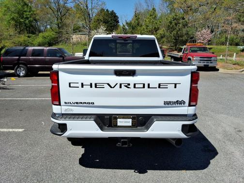 Summit White 2026 Chevrolet Silverado 2500 High Country