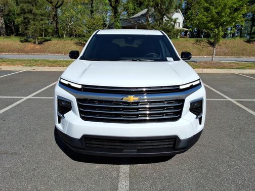 Summit White 2026 Chevrolet Traverse LT