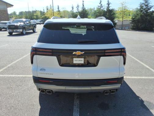 Summit White 2026 Chevrolet Traverse LT