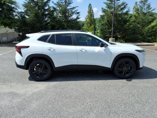 Summit White 2026 Chevrolet Trax FWD ACTIV