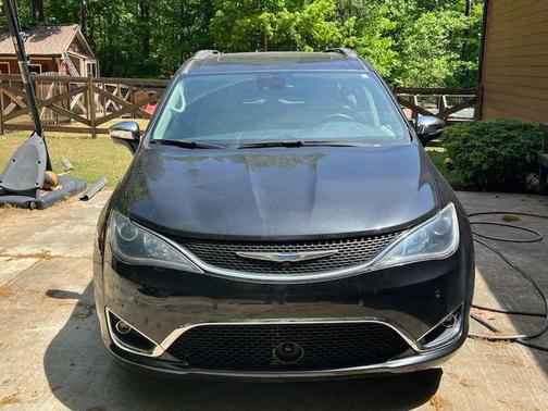 Brilliant Black Crystal Pearlcoat 2018 Chrysler Pacifica Limited