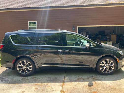 Brilliant Black Crystal Pearlcoat 2018 Chrysler Pacifica Limited