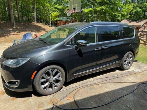 Brilliant Black Crystal Pearlcoat 2018 Chrysler Pacifica Limited