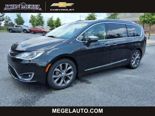 Brilliant Black Crystal Pearlcoat 2018 Chrysler Pacifica Limited