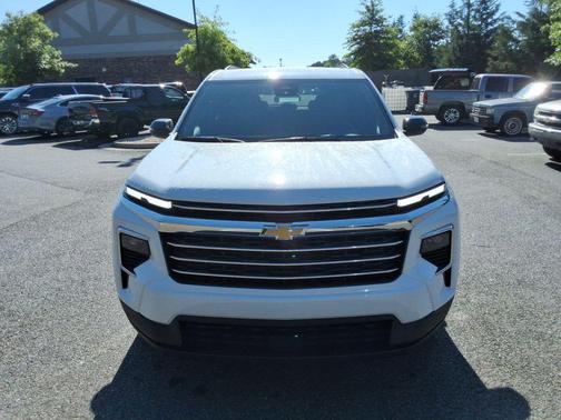 Summit White 2026 Chevrolet Traverse LT