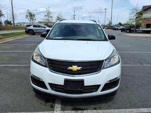 Summit White 2017 Chevrolet Traverse LS