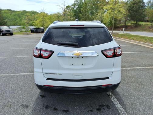 Summit White 2017 Chevrolet Traverse LS