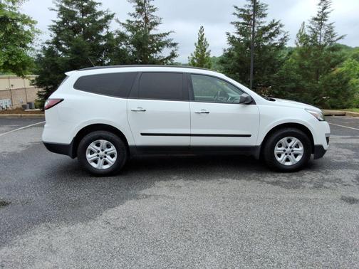 Summit White 2017 Chevrolet Traverse LS