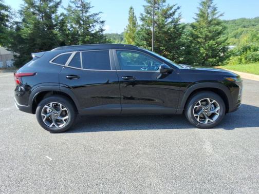 Mosaic Black Metallic 2026 Chevrolet Trax LT