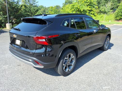 Mosaic Black Metallic 2026 Chevrolet Trax LT