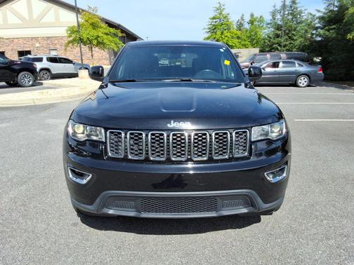 Diamond Black Crystal Pearlcoat 2021 Jeep Grand Cherokee Laredo