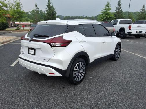 Aspen White Tricoat 2023 Nissan Kicks SV
