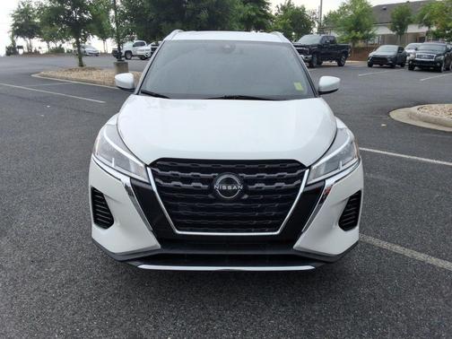 Aspen White Tricoat 2023 Nissan Kicks SV