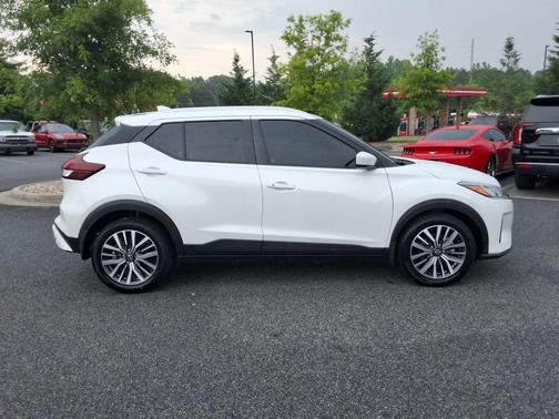 Aspen White Tricoat 2023 Nissan Kicks SV
