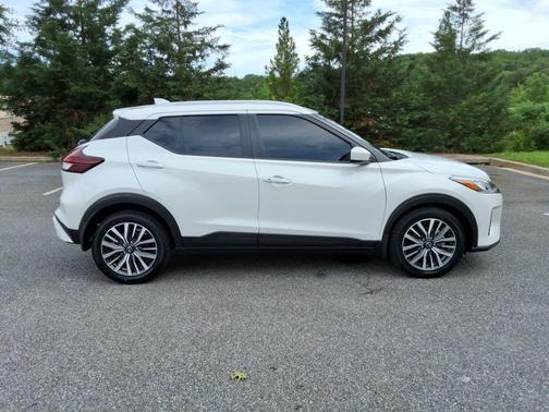 Aspen White Tricoat 2023 Nissan Kicks SV