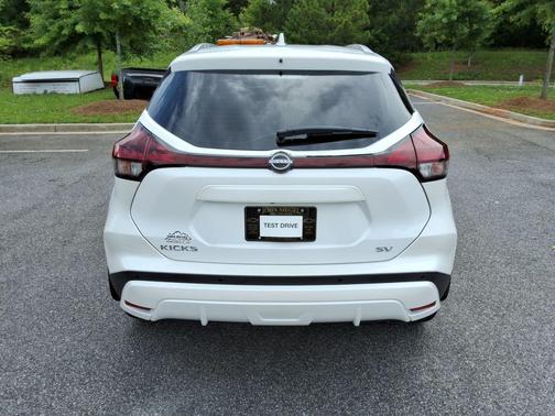 Aspen White Tricoat 2023 Nissan Kicks SV