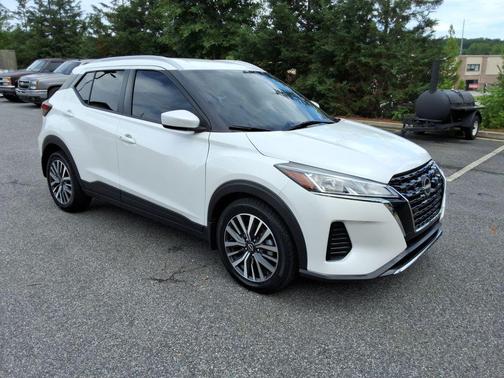 Aspen White Tricoat 2023 Nissan Kicks SV