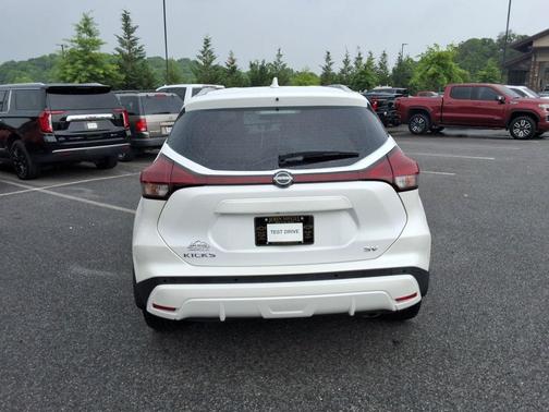 Aspen White Tricoat 2023 Nissan Kicks SV