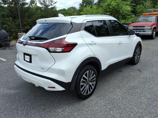 Aspen White Tricoat 2023 Nissan Kicks SV