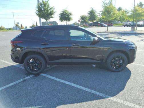 Mosaic Black Metallic 2026 Chevrolet Trax LT