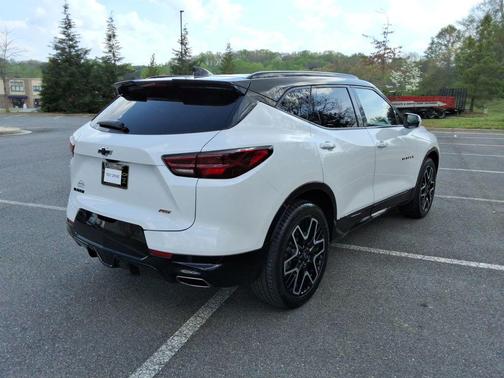 Iridescent Pearl Tricoat 2023 Chevrolet Blazer RS