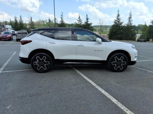 Iridescent Pearl Tricoat 2023 Chevrolet Blazer RS