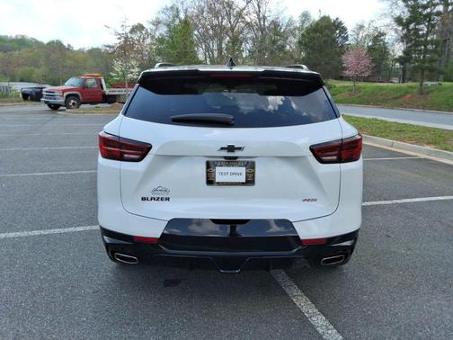 Iridescent Pearl Tricoat 2023 Chevrolet Blazer RS