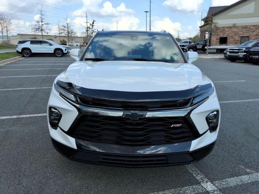 Iridescent Pearl Tricoat 2023 Chevrolet Blazer RS