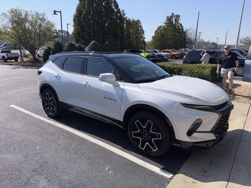 Iridescent Pearl Tricoat 2023 Chevrolet Blazer RS