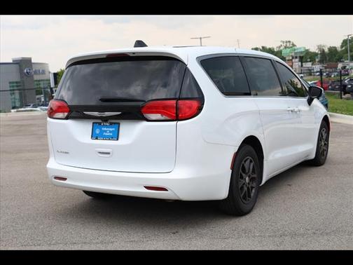 2023 Chrysler Voyager LX