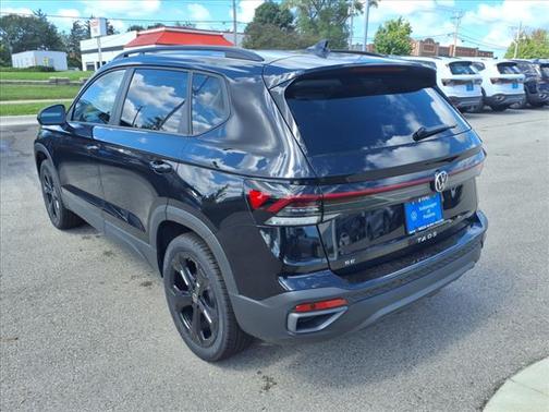 2025 Volkswagen Taos 1.5T SE Black