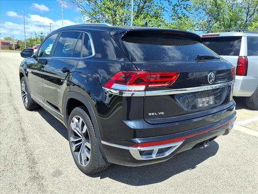 Deep Black Pearl 2021 Volkswagen Atlas Cross Sport 3.6L V6 SEL R-Line