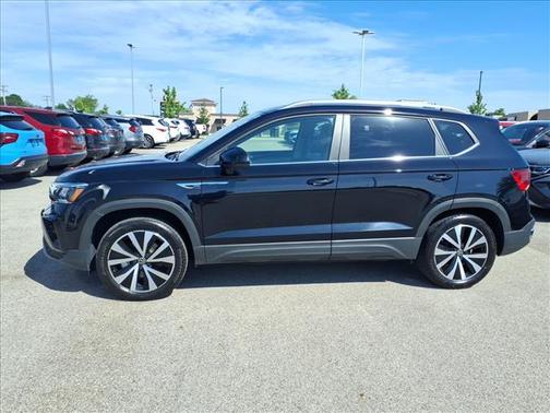 Deep Black Pearl Effect 2023 Volkswagen Taos 1.5T SE