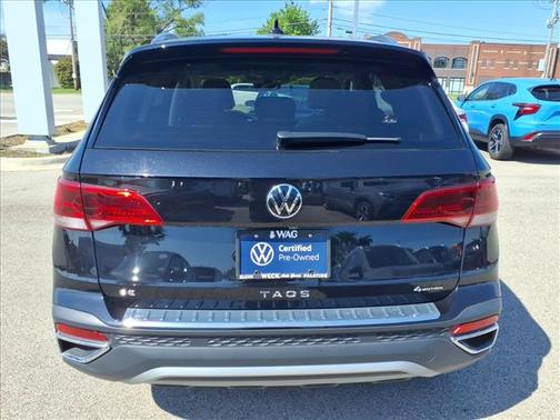 Deep Black Pearl Effect 2023 Volkswagen Taos 1.5T SE