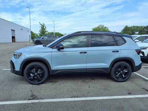 2025 Volkswagen Taos SE BLACK 4MOTION