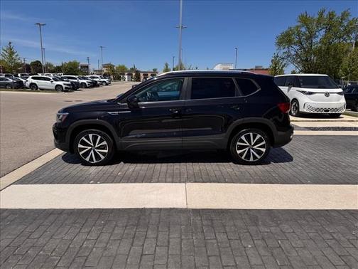 Deep Black Pearl 2022 Volkswagen Taos 1.5T SE