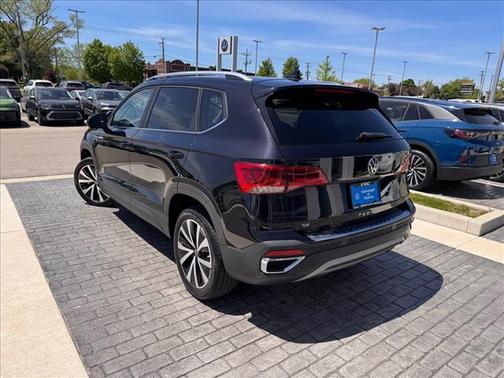 Deep Black Pearl 2022 Volkswagen Taos 1.5T SE